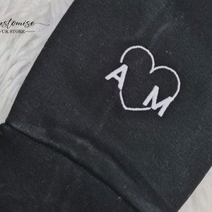 Individuell gesticktes Initial-Sweatshirt, Personalisieren Sie Paar Passender Initial-Herz-Umriss-Pullover, Soulmate-Beziehungs-Pullover, Erinnerungs-Top