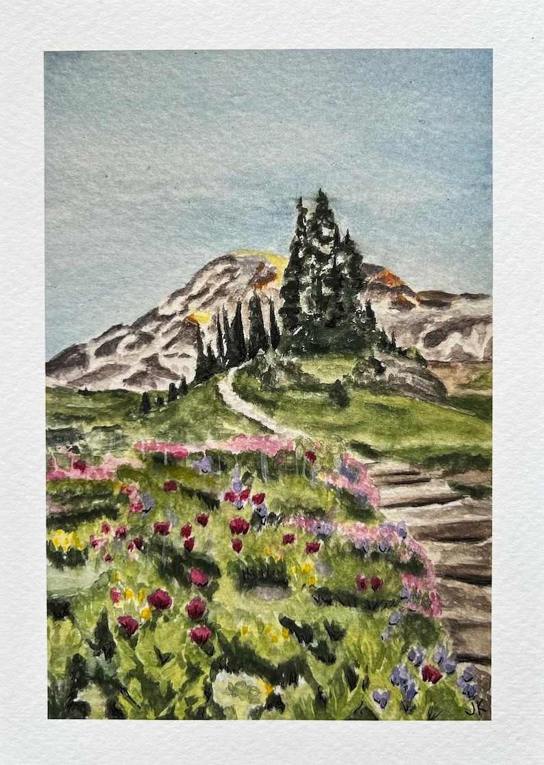 K&ouml;nnte beinhalten: Aquarellmalerei einer Berglandschaft mit einem Pfad, der zu einem Gipfel f&uuml;hrt. Der Vordergrund zeigt eine lebendige Anordnung von Blumen in Rosa-, Rot- und Lilat&ouml;nen. Der Himmel ist ein sanftes Blau, und die gesamte Szene strahlt Ruhe aus.
