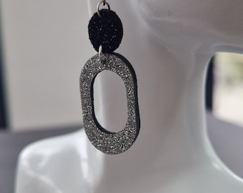 Boucles d'oreilles l'élégante en cuir argenté et noir pailleté, fabrication artisanale, cadeaux de noël pour femme