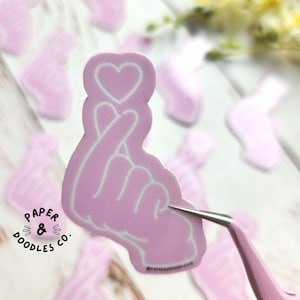 Finger Herz - 2"Glow in the Dark Vinyl Aufkleber - BTS Shy Herz | Kpop Finger | K-Pop Herz | Süßer Vinyl Aufkleber | Spülmaschinenfest Aufkleber