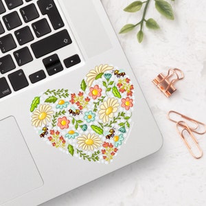 Frühlingsherz - 3"durchsichtiger Vinyl Aufkleber - Saisonaler Aufkleber | Frühlingsästhetik | Blumen & Bienen | Cottagecore | Hübscher Aufkleber | Gänseblümchen