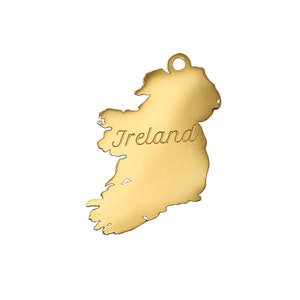 Puede incluir: Encanto de metal de color dorado con forma de contorno de Irlanda con la palabra "Ireland" inscrita en él.