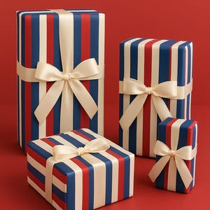Puede incluir: Cuatro cajas de regalo envueltas en papel con rayas verticales rojas, blancas y azules. Los regalos están atados con lazos de satén color crema, sobre un fondo rojo.