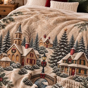 Peut inclure: Un plaid beige en peluche orné d'une scène de village hivernal détaillée avec des maisons enneigées, une église, des sapins, un pont en pierre au-dessus d'un ruisseau et un lampadaire, agrémenté de flocons blancs et de couronnes rouges.