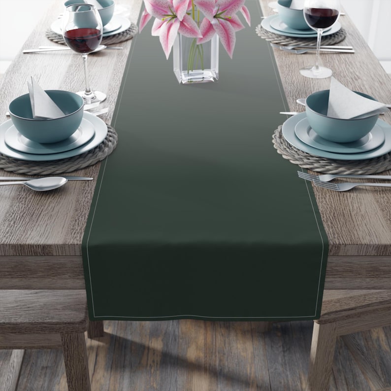 Camino de mesa verde bosque liso / Camino de mesa minimalista de algodón y poliéster / Decoración de comedor estilo casa de campo / Decoración de mesa de boda / Camino de mesa verde oscuro imagen 19