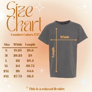 K&ouml;nnte beinhalten: Gr&ouml;&szlig;entabelle f&uuml;r Comfort Colors 1717 T-Shirts, mit Ma&szlig;en in Zoll f&uuml;r Breite und L&auml;nge f&uuml;r die Gr&ouml;&szlig;en S, M, L, XL, 2XL und 3XL. Die Tabelle weist darauf hin, dass die Shirts eine lockere Passform haben.