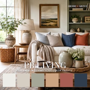 Puede incluir: Un interior de sala de estar con un sofá blanco decorado con cojines en azul claro, beige texturizado, azul marino y terracota. Una manta de punto beige cubre el sofá. Una mesa de centro de madera muestra una bandeja con jarrones y plantas.