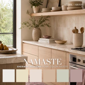 Puede incluir: Un interior de cocina con armarios de madera clara, encimera de mármol y estantes abiertos con cuencos de cerámica y un jarrón. La imagen incluye el texto ABODE ABOVE, NAMASTE y SHERWIN-WILLIAMS HOME COLOR PALETTE con seis muestras de color.