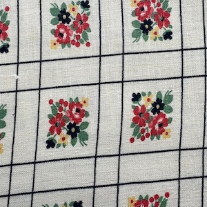 Vintage Feedsack Stoff • 36x44 ungeschnitten • Rotes & marineblaues Blumengitter auf weiß • 1940er Jahre Baumwoll Quilt Stoff • Charmanter Mid-Century Druck