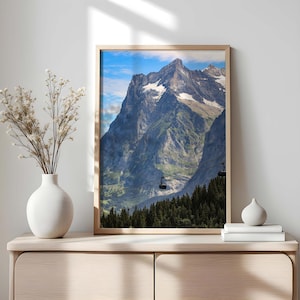 Puede incluir: Un juego de tres tazas de cerámica con un acabado moteado y mate. Las tazas son de color crema, gris claro y gris oscuro. Cada taza tiene un diseño simple y minimalista.