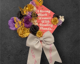 Aangepaste CNA-topper met afstudeerpet • Ontwerp met bloemen en vlinders