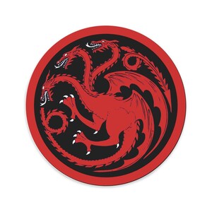 Pode incluir: Um dragão vermelho de três cabeças com asas e garras pretas, rodeado por um círculo preto com uma borda vermelha. O dragão é um símbolo da Casa Targaryen da popular série de televisão Game of Thrones.