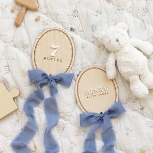 Wooden Trim Ribbon Bow Interchangeable Milestone Cards | Personalize Custom Name, Baby Monthly Milestone Marker, Nursery, Baby Shower Gift