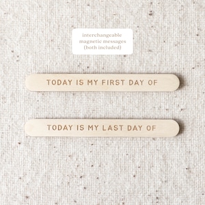Pu&ograve; includere: Due cartelli in legno con il testo "TODAY IS MY FIRST DAY OF" e "TODAY IS MY LAST DAY OF" su uno sfondo in tessuto beige. I cartelli sono intercambiabili e magnetici.