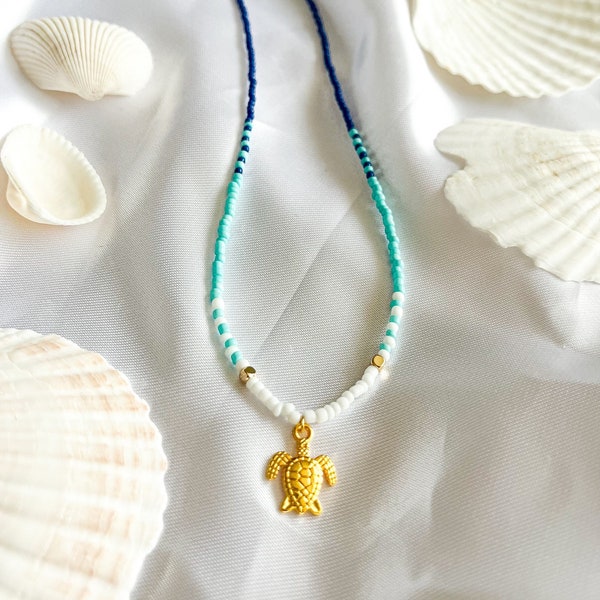 Goldene Küstenwächter: Eine blau-weiße Halskette mit Schildkröten-Anhänger