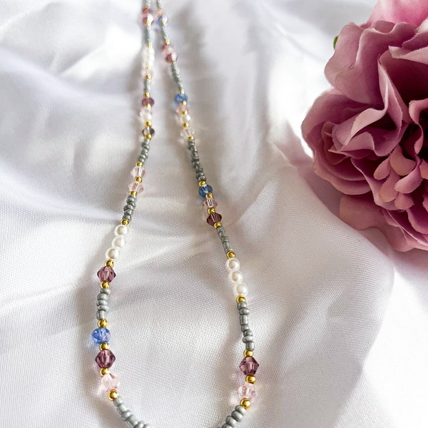Schattenspiel: Graue Perlenkette mit zarten Farbtupfern