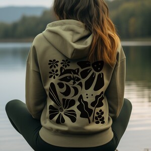 Raccoon Garden Hoodie Botanical Raccoon Sweatshirt Cottagecore Raccoon Hooded Sweater Retro Flower Hoodie Fleece Hoodie Raccoon Lovers Gifts