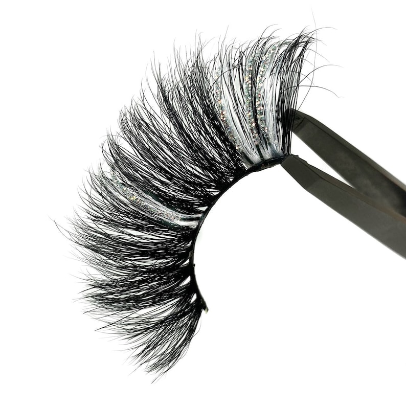 3D Luxury Mink Long White Eyelashes With Silver Glitter Sparkles. 2 Tone Silver Glitter White Color Strip Lashes. Black Eyelashes With White Lashes And Silver Glitter, Made For Lash Lovers. Fluffy Volume 25mm.
