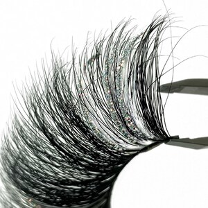 3D Mink Silver Glitter Sparkles Strip Lashes With Long White Eyelashes. 2 Tone White Color Strip Lashes. Black Eyelashes With White Lashes And Silver Glitter. Fluffy Volume 25mm. Trending Color Lash Extensions For Lash Lovers.