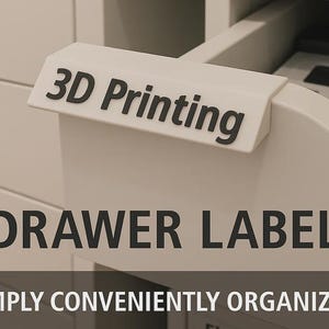 Puede incluir: Una etiqueta blanca para cajones con el texto "3D Printing" en negro. Debajo, las palabras "DRAWER LABEL" se muestran en negrita. La parte inferior de la imagen dice "SIMPLEMENTE ORGANIZADO CONVENIENTEMENTE".