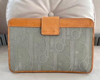 Bolso clutch Dior vintage con logo de trotón gris estampado con detalles de cuero marrón, Hecho en Francia, en magníficas condiciones en LOLO Modern Vintage