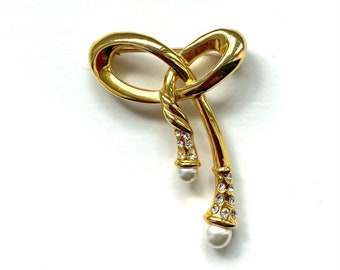 Vintage gold tone bow pin / brooch with pavé crystals and faux pearls from LOLO Modern Vintage