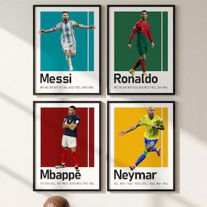 K&ouml;nnte beinhalten: Ein Set aus vier gerahmten Postern mit den Fu&szlig;ballspielern Messi, Ronaldo, Mbappe und Neymar. Jedes Poster zeigt eine Ganzk&ouml;rperaufnahme des Athleten vor einem einfarbigen Hintergrund, mit dem Namen und Statistiken darunter gedruckt.