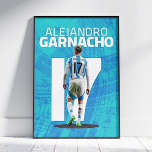Könnte beinhalten: Ein Poster mit einem Fußballspieler, der ein hellblaues und weißes Trikot mit der Nummer 17 auf dem Rücken trägt. Der Name des Spielers, "ALEJANDRO GARNACHO", ist oben auf dem Poster in Weiß gedruckt. Der Hintergrund ist ein blaues und grünes abstraktes Design.