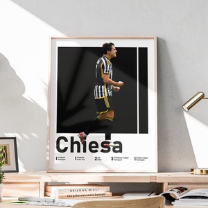 Puede incluir: Póster enmarcado con un futbolista en uniforme negro y amarillo, con el nombre "Chiesa". El póster incluye logros como "Campeón de Europa" y "Futbolista del Año".