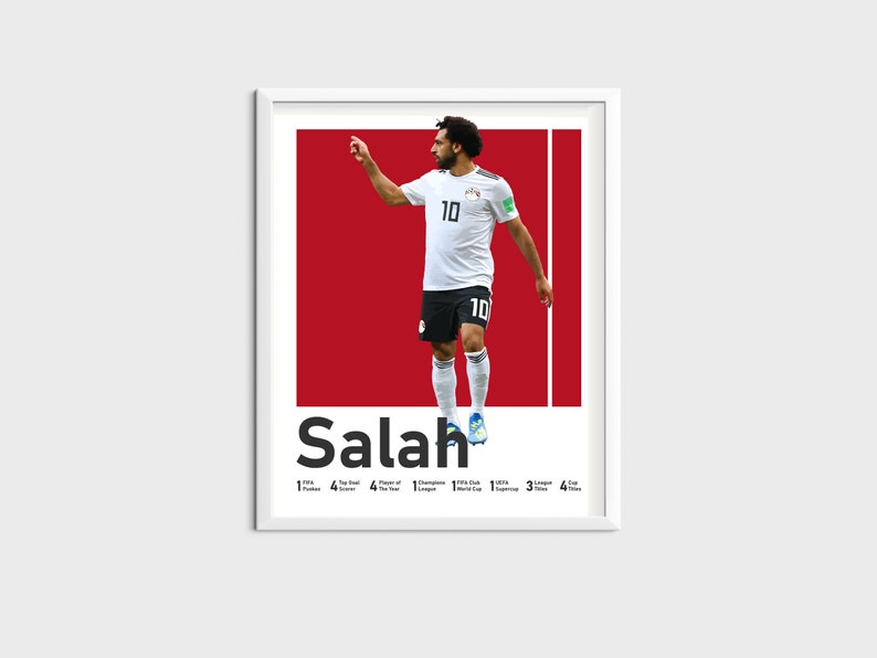 K&ouml;nnte beinhalten: Ein wei&szlig; gerahmtes Poster mit rotem Hintergrund, auf dem ein Fu&szlig;ballspieler in einem wei&szlig;en Trikot mit der Nummer 10 zu sehen ist. Der Spieler feiert ein Tor. Das Poster tr&auml;gt den Text "Salah" in schwarzen Buchstaben unten. Das Poster enth&auml;lt auch eine Liste der Leistungen des Spielers.