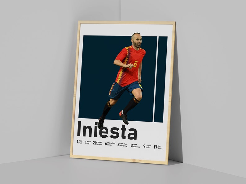 K&ouml;nnte beinhalten: Ein Poster mit einem Fu&szlig;ballspieler in einem rot-gelben Trikot, unter dem der Name "Iniesta" steht. Der Spieler rennt mit dem Ball und tr&auml;gt die Nummer "6" auf seinem Trikot. Das Poster listet auch die Erfolge des Spielers auf, darunter 1 Weltmeisterschaft, 2 Europameisterschaften, 4 Champions-League-Titel, 3 FIFA-Klub-Weltmeistertitel, 9 La-Liga-Titel und 17 Supercopa-Titel.