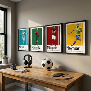 K&ouml;nnte beinhalten: Vier gerahmte Wandposter mit den Fu&szlig;ballspielern Messi, Ronaldo, Mbappe und Neymar. Jedes Poster zeigt eine Ganzk&ouml;rper-Aktionsaufnahme des Sportlers vor einem einfarbigen Hintergrund mit dem Namen in fetter schwarzer Schrift unten.
