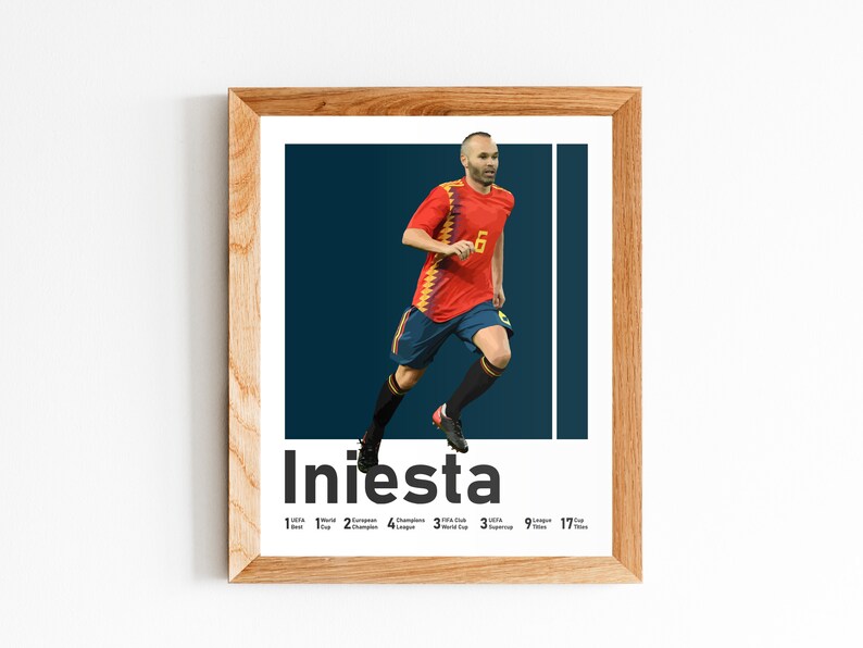K&ouml;nnte beinhalten: Ein gerahmtes Poster mit einem Foto eines Fu&szlig;ballspielers in einem rot-gelben Trikot, der mit dem Ball l&auml;uft. Der Name des Spielers, "Iniesta", ist in fetten schwarzen Buchstaben unter dem Foto gedruckt. Das Poster enth&auml;lt auch eine Liste der Erfolge des Spielers, darunter 1 Weltmeisterschaft, 2 Europameisterschaften, 4 Champions-League-Titel, 3 FIFA-Klub-Weltmeistertitel, 9 La-Liga-Titel und 17 Copa-del-Rey-Titel.