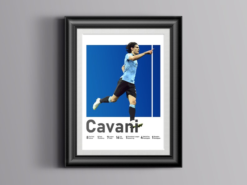 Puede incluir: Un p&oacute;ster enmarcado con un jugador de f&uacute;tbol con una camiseta azul celebrando un gol. El jugador corre con el brazo levantado y apuntando hacia la derecha. El p&oacute;ster incluye el nombre del jugador "Cavani" y estad&iacute;sticas sobre su carrera.