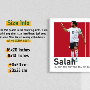 K&ouml;nnte beinhalten: Ein wei&szlig; gerahmtes Poster mit rotem Hintergrund, auf dem ein Fu&szlig;ballspieler in einem wei&szlig;en Trikot mit der Nummer 10 zu sehen ist. Der Spieler hebt seinen rechten Arm und zeigt mit dem Zeigefinger. Der Text "Salah" ist in Wei&szlig; unter dem Spieler gedruckt. Das Poster ist in vier Gr&ouml;&szlig;en erh&auml;ltlich: 16x20 Zoll, 8x10 Zoll, 40x50 cm und 20x25 cm.
