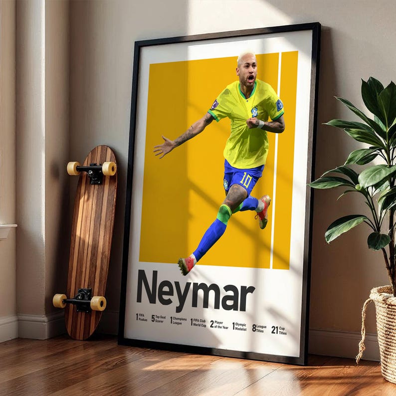 Puede incluir: Un p&oacute;ster enmarcado que muestra a un jugador de f&uacute;tbol con camiseta amarilla y pantalones cortos azules sobre un fondo amarillo. El texto Neymar est&aacute; impreso en letras negras grandes en la parte inferior, seguido de logros y estad&iacute;sticas.