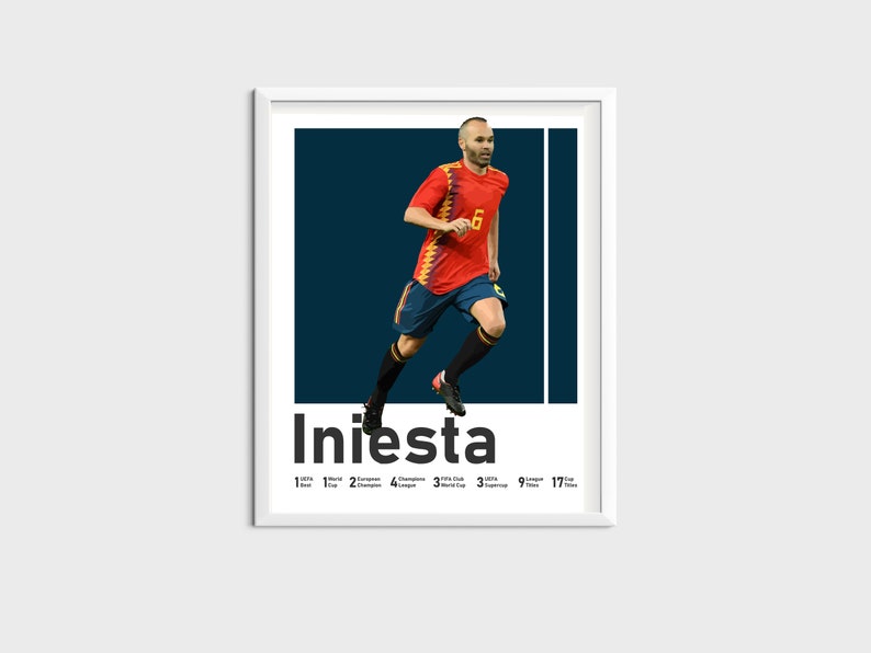 K&ouml;nnte beinhalten: Ein gerahmtes Poster mit einem Fu&szlig;ballspieler in einem rot-gelben Trikot, unter dem der Name "Iniesta" steht. Der Spieler ist in der Luft und tritt einen Fu&szlig;ball. Das Poster enth&auml;lt den Text "1 Weltmeisterschaft, 2 Europameisterschaften, 4 La Liga, 3 UEFA Champions League, 9 La Liga, 17 Copa del Rey".