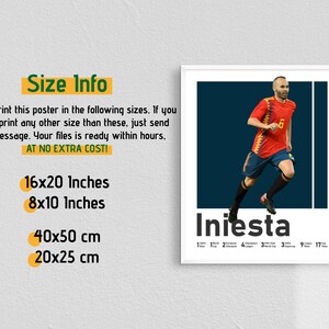 K&ouml;nnte beinhalten: Ein digitales Poster mit einem Fu&szlig;ballspieler in einem rot-gelben Trikot, der rennt, mit dem Wort "Iniesta" darunter. Das Poster ist in zwei Gr&ouml;&szlig;en erh&auml;ltlich: 16x20 Zoll und 8x10 Zoll. Es ist auch in zwei Gr&ouml;&szlig;en erh&auml;ltlich: 40x50 cm und 20x25 cm.