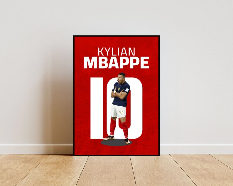 以下が含まれることがあります： 白と赤のポスターに、白い文字で「KYLIAN MBAPPE 10」と書かれている。ポスターの中央には、青いユニフォームを着て背番号10のサッカー選手の画像が掲載されている。