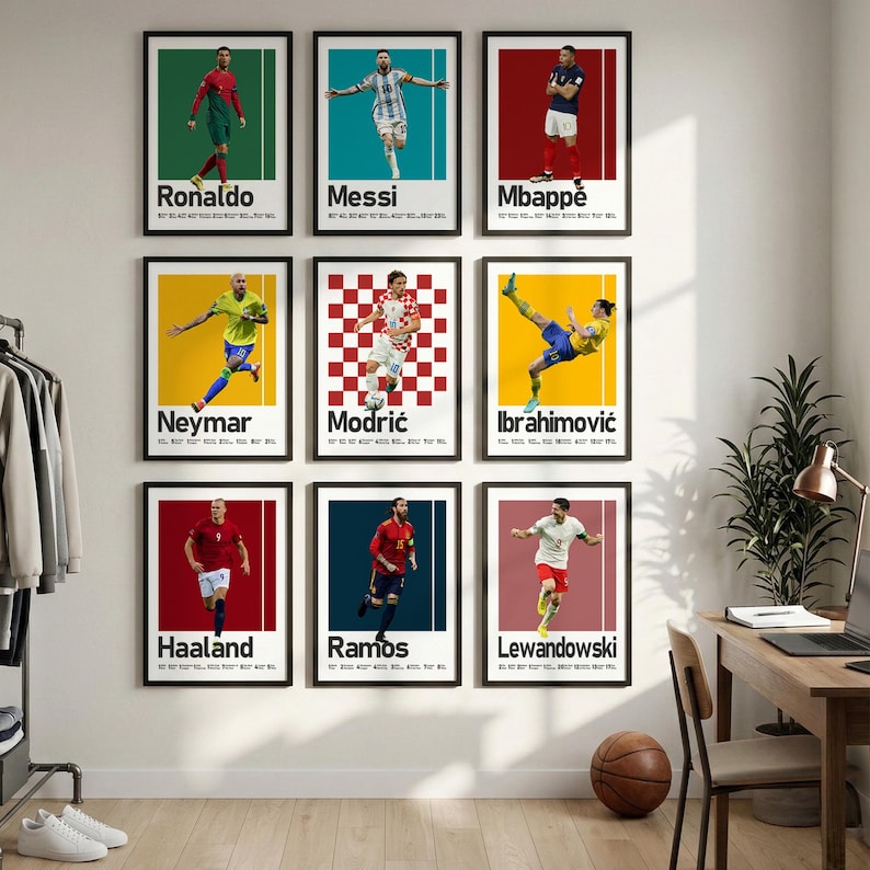 Puede incluir: Una pared de galer&iacute;a con nueve p&oacute;steres enmarcados de futbolistas profesionales. Cada p&oacute;ster muestra a un jugador en acci&oacute;n con su nombre impreso debajo, incluyendo a Ronaldo, Messi, Mbapp&eacute;, Neymar, Modrić, Ibrahimović, Haaland, Ramos y Lewandowski.