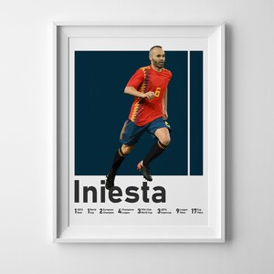 K&ouml;nnte beinhalten: Ein Poster mit einem Foto eines Fu&szlig;ballspielers in einem rot-gelben Trikot, der mit dem Ball l&auml;uft. Der Name des Spielers, "Iniesta", ist in fetten schwarzen Buchstaben unter dem Foto gedruckt. Das Poster enth&auml;lt auch eine Liste der Erfolge des Spielers, darunter 1 Weltmeisterschaft, 2 Europameisterschaften, 4 Champions League-Titel, 3 FIFA-Klub-Weltmeisterschaften, 9 La Liga-Titel und 17 Copa del Rey-Titel.
