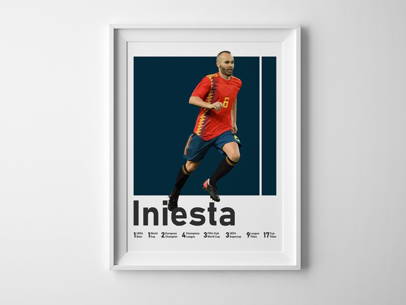 K&ouml;nnte beinhalten: Ein Poster mit einem Foto eines Fu&szlig;ballspielers in einem rot-gelben Trikot, der mit dem Ball l&auml;uft. Der Name des Spielers, "Iniesta", ist in fetten schwarzen Buchstaben unter dem Foto gedruckt. Das Poster enth&auml;lt auch eine Liste der Erfolge des Spielers, darunter 1 Weltmeisterschaft, 2 Europameisterschaften, 4 Champions League-Titel, 3 FIFA-Klub-Weltmeisterschaften, 9 La Liga-Titel und 17 Copa del Rey-Titel.