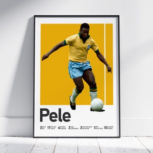 Könnte beinhalten: Gerahmtes Poster mit Pelé in gelb-blauem Fußballtrikot, beim Schuss mit einem weißen Ball. Das Poster enthält den Namen "Pele" und seine Erfolge: 3 Weltmeisterschaften, 17 Torschützenkönig, und 6 brasilianischer Meister.