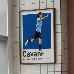 Puede incluir: Un p&oacute;ster con un jugador de f&uacute;tbol con una camiseta azul celebrando un gol. El p&oacute;ster tiene un fondo azul y el nombre del jugador "Cavani" est&aacute; impreso en negro en la parte inferior. El p&oacute;ster tambi&eacute;n incluye estad&iacute;sticas sobre la carrera del jugador.