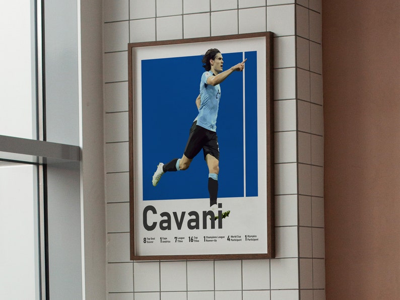 Puede incluir: Un p&oacute;ster con un jugador de f&uacute;tbol con una camiseta azul celebrando un gol. El p&oacute;ster tiene un fondo azul y el nombre del jugador "Cavani" est&aacute; impreso en negro en la parte inferior. El p&oacute;ster tambi&eacute;n incluye estad&iacute;sticas sobre la carrera del jugador.