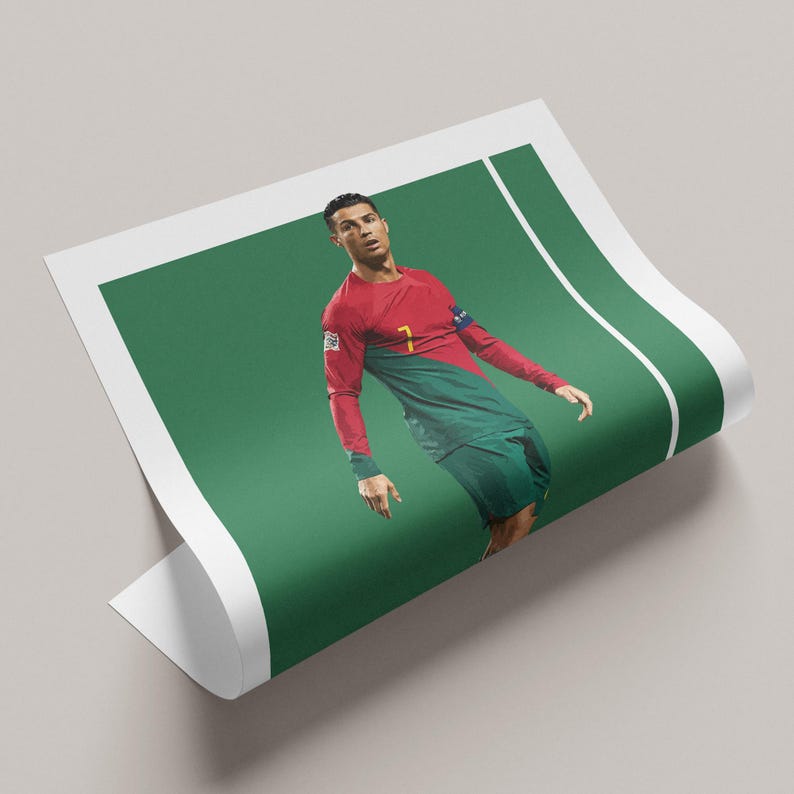 Puede incluir: Un p&oacute;ster rectangular que muestra a un jugador de f&uacute;tbol con una camiseta roja y verde con el n&uacute;mero 7 en amarillo en el pecho. El jugador est&aacute; posicionado sobre un fondo verde s&oacute;lido con una l&iacute;nea blanca vertical en el lado derecho.