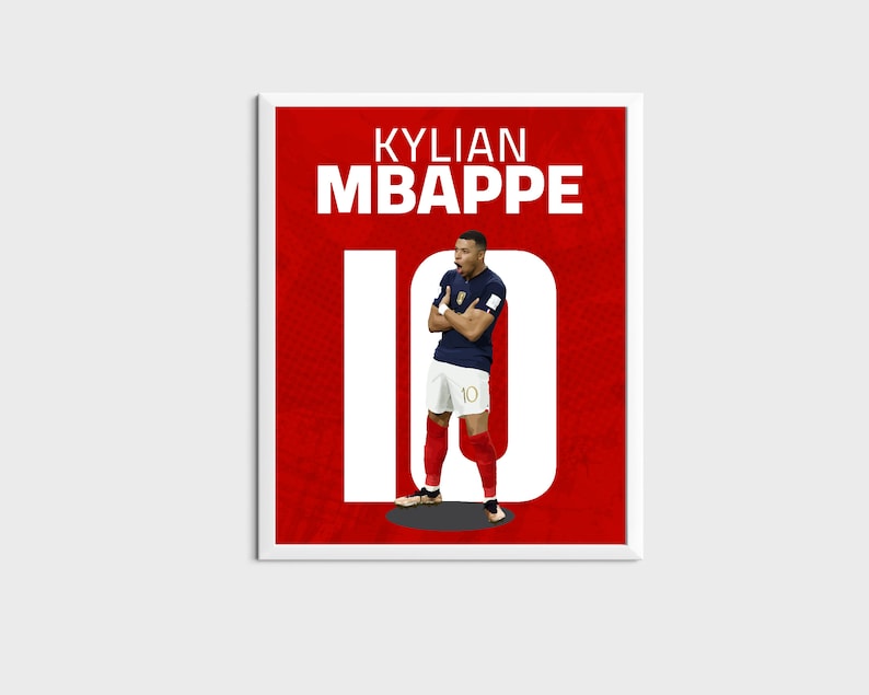 以下が含まれることがあります： 赤と白のポスターに「KYLIAN MBAPPE」の文字と大きな白いフォントで「10」の数字が書かれています。ポスターの中央には、青と白のジャージを着て背番号「10」をつけたサッカー選手の画像があります。