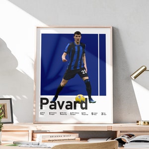 Puede incluir: Un póster azul y blanco con una foto de un jugador de fútbol con un uniforme azul y blanco. El jugador está sosteniendo un balón de fútbol y está en una posición defensiva. El póster tiene el nombre "Pavard" en letras blancas grandes en la parte inferior. El póster también incluye una lista de los logros del jugador, incluyendo 1 Copa Mundial, 1 Liga de Campeones, 1 Copa Mundial de Clubes de la FIFA, 1 Liga de Naciones de la UEFA, 5 títulos de liga y 3 títulos de copa.