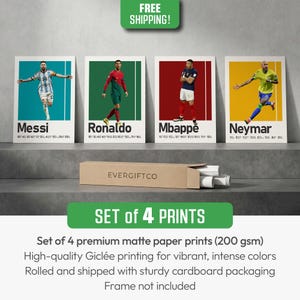 K&ouml;nnte beinhalten: Ein Set aus vier rechteckigen Postern mit den Fu&szlig;ballspielern Messi, Ronaldo, Mbapp&eacute; und Neymar in ihren jeweiligen Trikots. Jedes Poster zeigt den Namen des Spielers in fetter schwarzer Schrift am unteren Rand vor einem einfarbigen Hintergrund.
