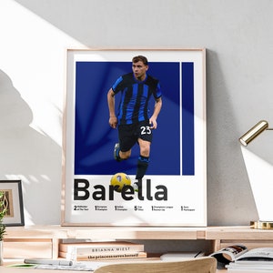Pode incluir: Um pôster com um jogador de futebol vestindo uma camisa listrada azul e preta, correndo com a bola. O nome do jogador, "Barella", está impresso em letras brancas em negrito abaixo da imagem. O pôster tem um fundo azul e inclui o número da camisa do jogador, "23".